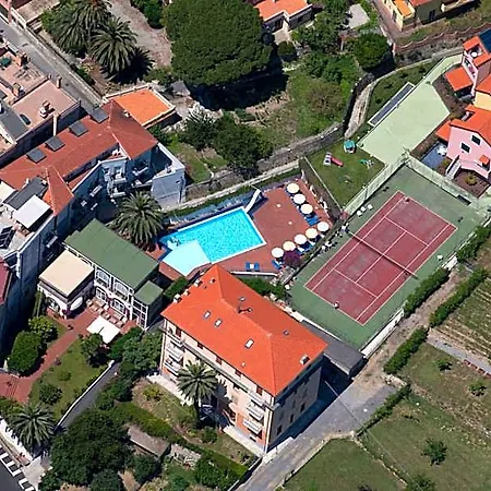 Riviera 3 Stelle Con Piscina Estiva Gratuita E Garage A Pagamento Отель Споторно