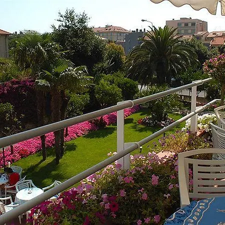 酒店 Riviera 3 Stelle Con Piscina Estiva Gratuita E Garage A Pagamento 3*