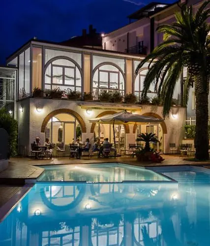 Riviera 3 Stelle Con Piscina Estiva Gratuita E Garage A Pagamento