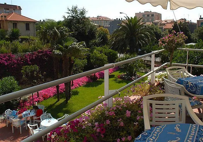 فندق Riviera 3 Stelle Con Piscina Estiva Gratuita E Garage A Pagamento 3*