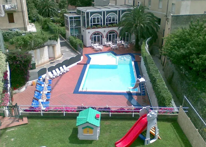 Riviera 3 Stelle Con Piscina Estiva Gratuita E Garage A Pagamento 3* Spotorno