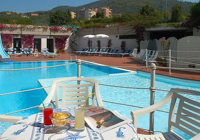 Riviera 3 Stelle Con Piscina Estiva Gratuita E Garage A Pagamento 3* Spotorno