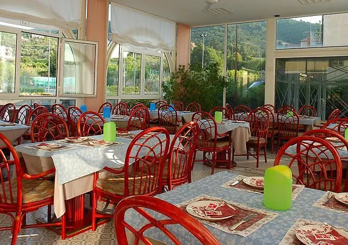 Riviera 3 Stelle Con Piscina Estiva Gratuita E Garage A Pagamento 3* Spotorno